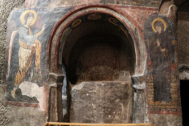 Gümüşler Manastırı'ndaki 'Gülen Meryem Ana' freski