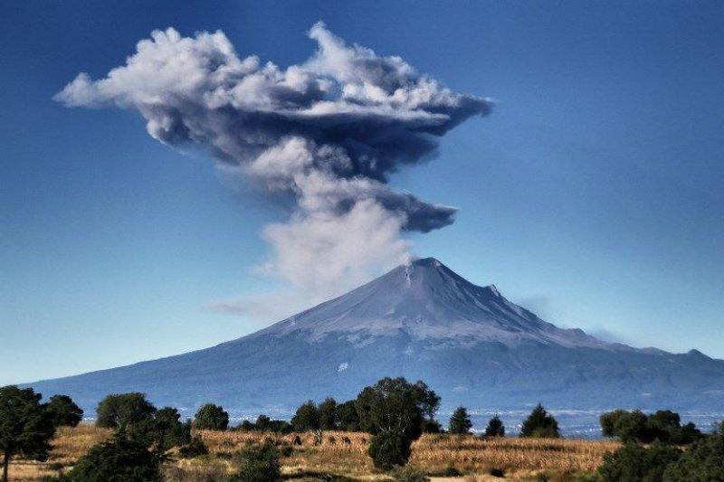 Meksika'da bulunan Popocatepetl Yanardağı patladı