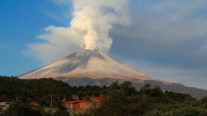 Meksika'da bulunan Popocatepetl Yanardağı patladı