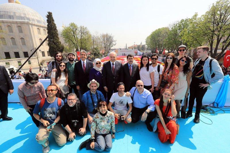 Dünyanın en büyük canlı lale halısı Sultanahmet'te