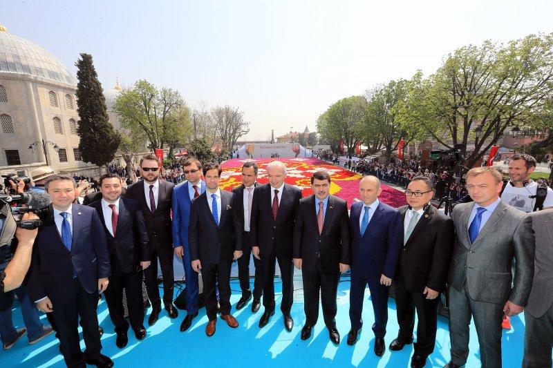 Dünyanın en büyük canlı lale halısı Sultanahmet'te
