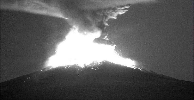 Meksika'da bulunan Popocatepetl Yanardağı patladı