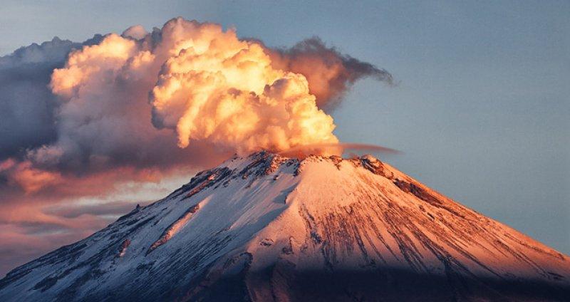Meksika'da bulunan Popocatepetl Yanardağı patladı