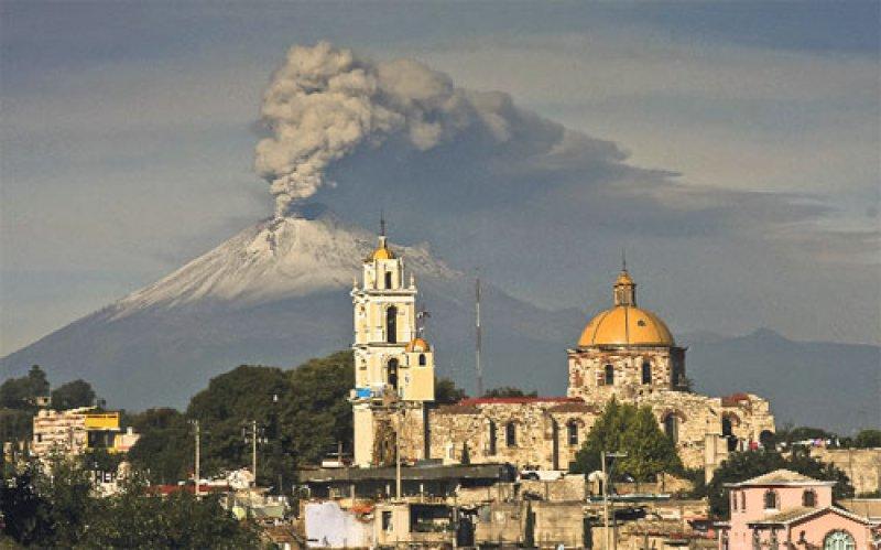 Meksika'da bulunan Popocatepetl Yanardağı patladı