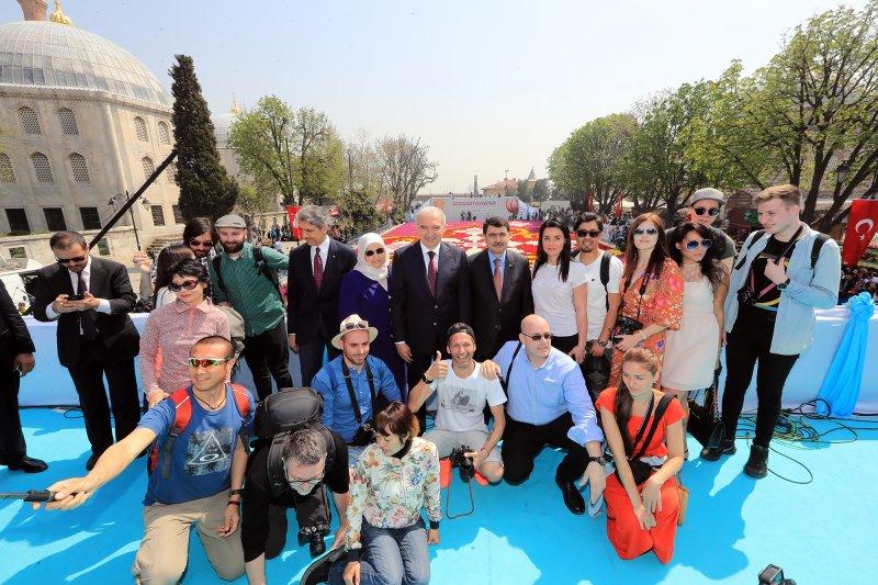 Dünyanın en büyük canlı lale halısı Sultanahmet'te