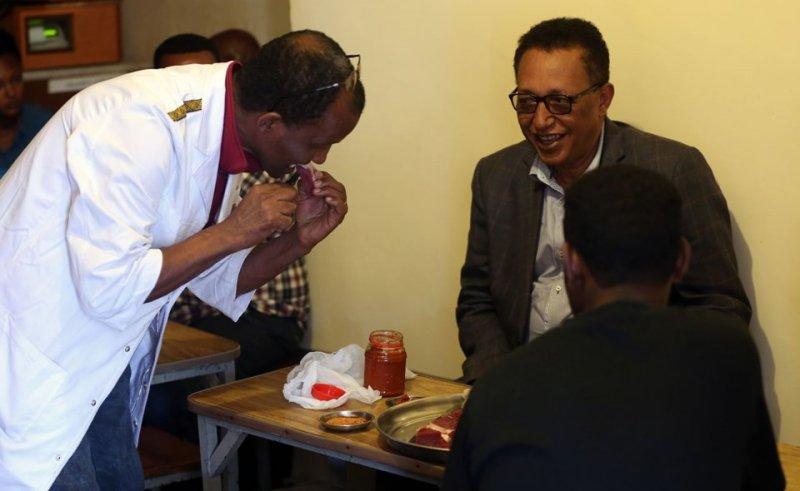 Etiyopyalılar çiğ et yeme alışkanlığını bırakamıyor