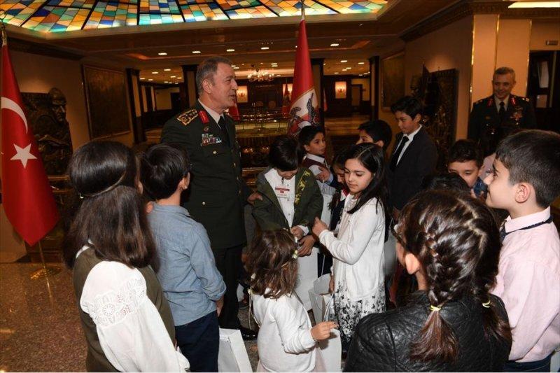 Hulusi Akar çocuklar ile bir araya geldi