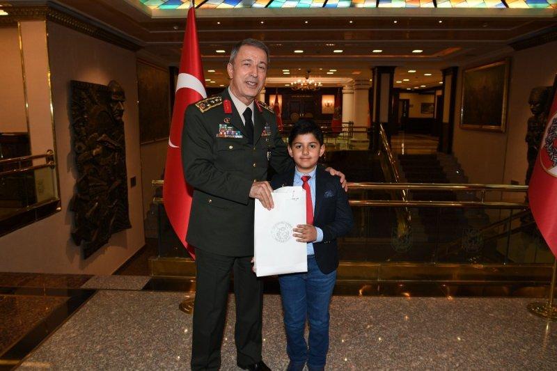 Hulusi Akar çocuklar ile bir araya geldi