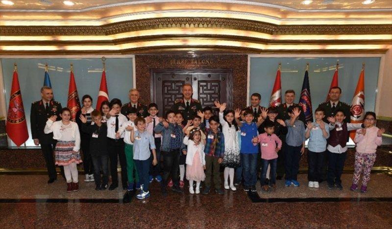 Hulusi Akar çocuklar ile bir araya geldi