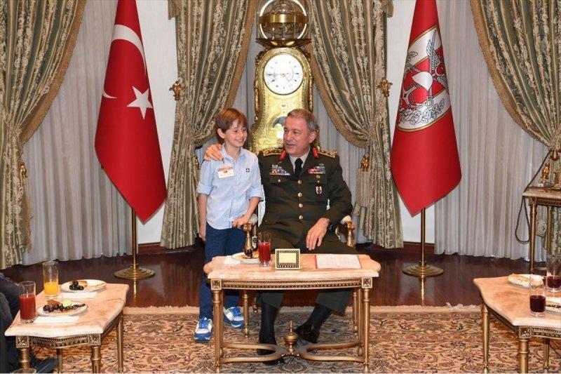 Hulusi Akar çocuklar ile bir araya geldi