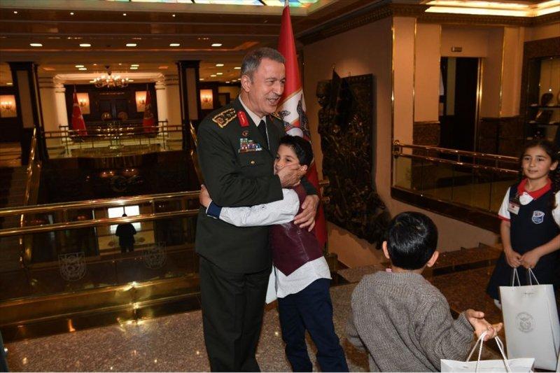 Hulusi Akar çocuklar ile bir araya geldi