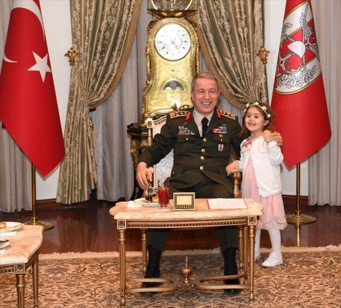 Hulusi Akar çocuklar ile bir araya geldi