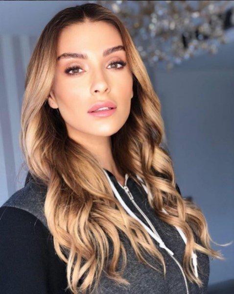 Özge Ulusoy'un göbeği olay oldu