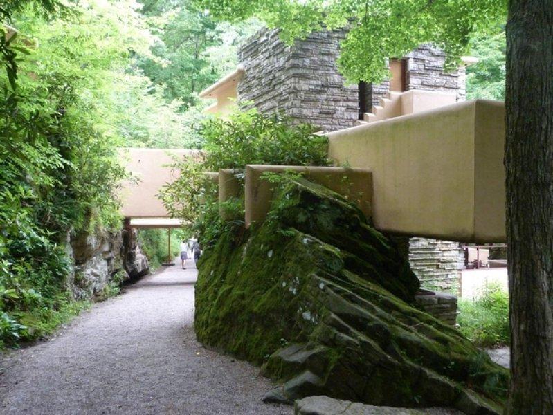 Doğa ile İç içe bir mimari harikası şelale evi 