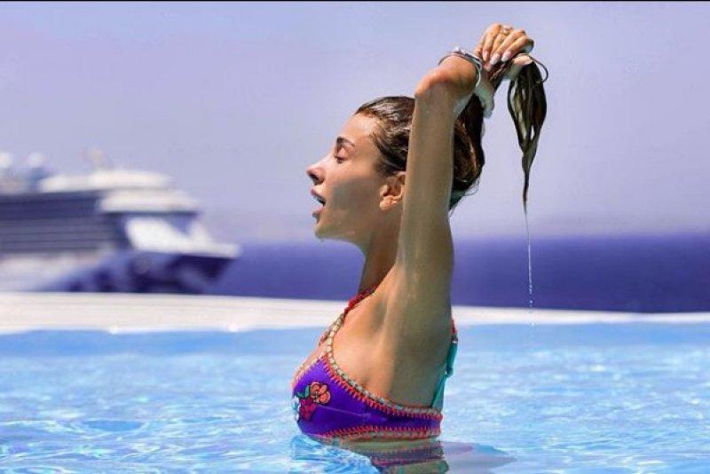 Özge Ulusoy'un göbeği olay oldu