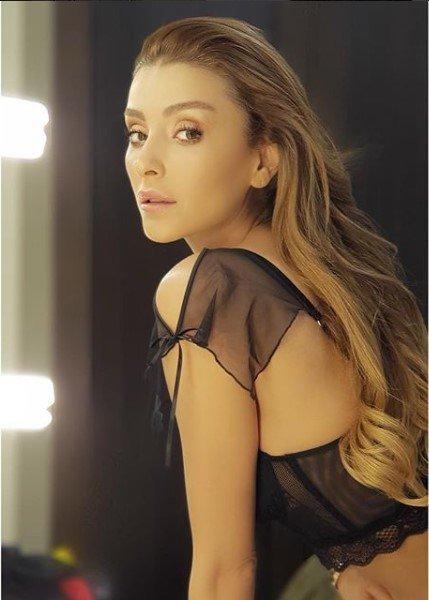 Özge Ulusoy'un göbeği olay oldu