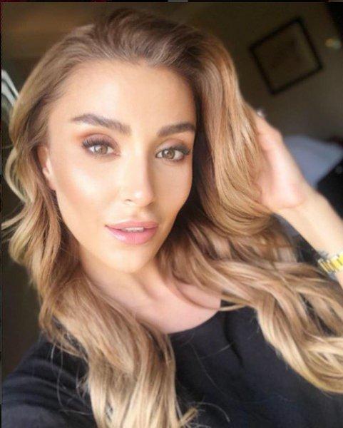 Özge Ulusoy'un göbeği olay oldu