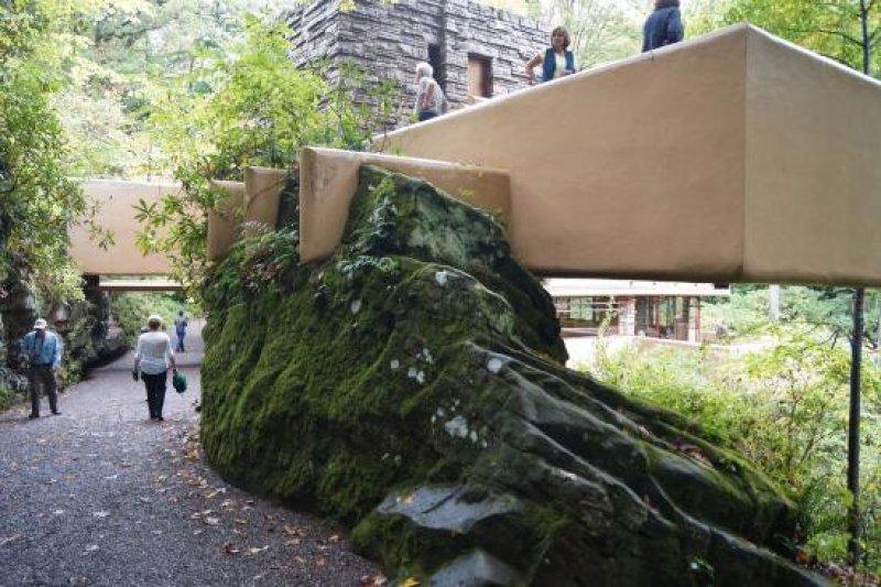 Doğa ile İç içe bir mimari harikası şelale evi 