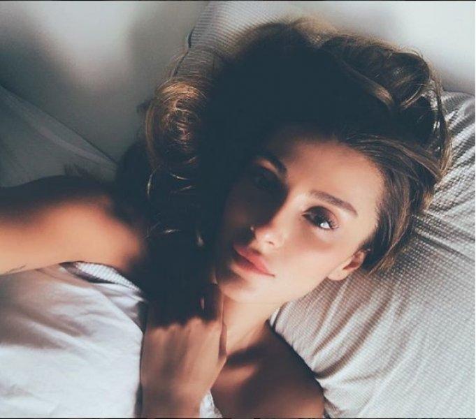 Özge Ulusoy'un göbeği olay oldu