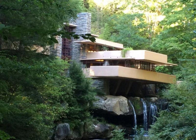 Doğa ile İç içe bir mimari harikası şelale evi 