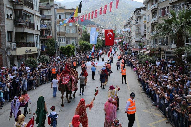 6 ton mesir macunu halka saçıldı - Resim 9