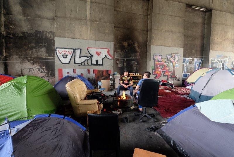 Paris sokaklarında yaşayan sığınmacılar