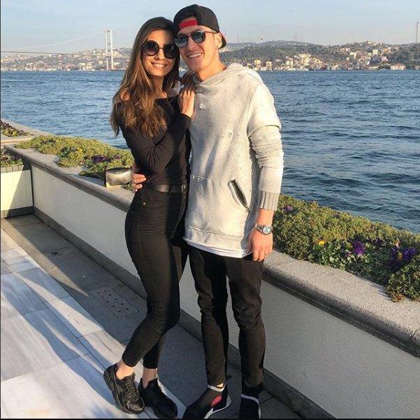 Mesut Özil'den sevgilisine romantik sürpriz 
