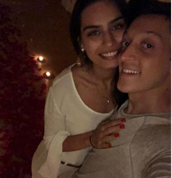 Mesut Özil'den sevgilisine romantik sürpriz 