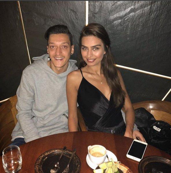 Mesut Özil'den sevgilisine romantik sürpriz 
