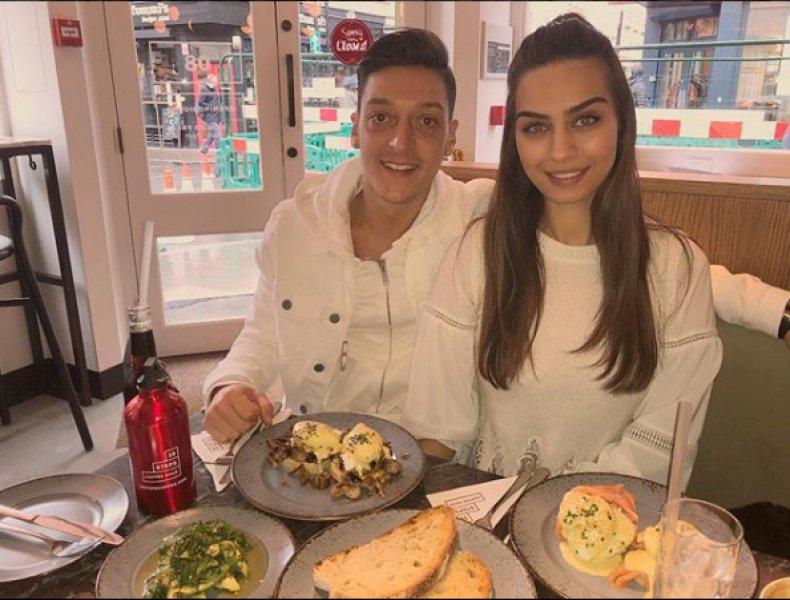 Mesut Özil'den sevgilisine romantik sürpriz 