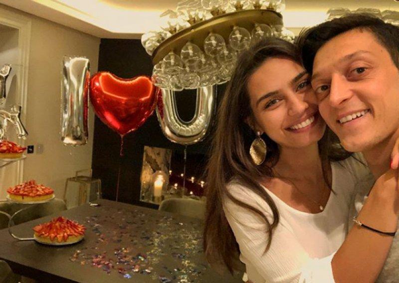 Mesut Özil'den sevgilisine romantik sürpriz 