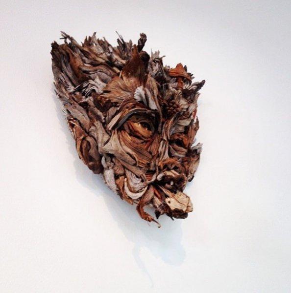 Buluntu ağaç parçalarıyla yapan heykeller