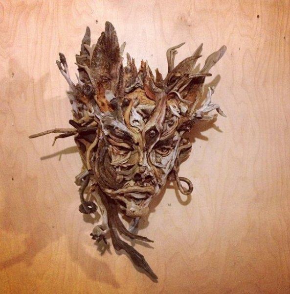 Buluntu ağaç parçalarıyla yapan heykeller