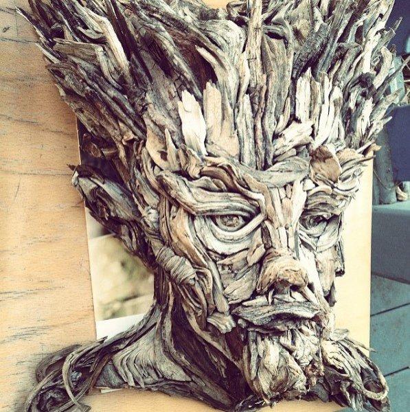 Buluntu ağaç parçalarıyla yapan heykeller