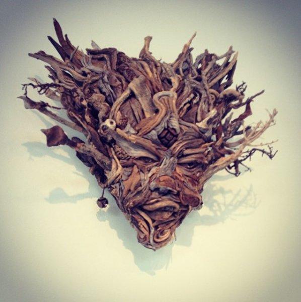 Buluntu ağaç parçalarıyla yapan heykeller