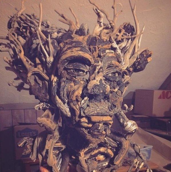 Buluntu ağaç parçalarıyla yapan heykeller