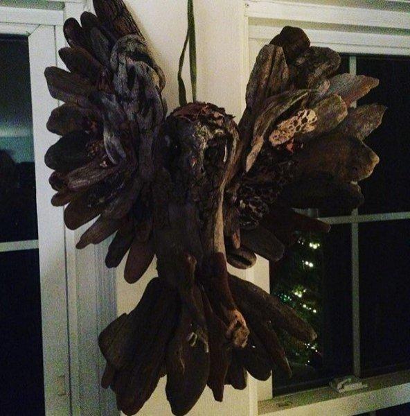 Buluntu ağaç parçalarıyla yapan heykeller