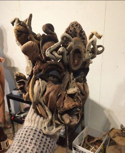 Buluntu ağaç parçalarıyla yapan heykeller