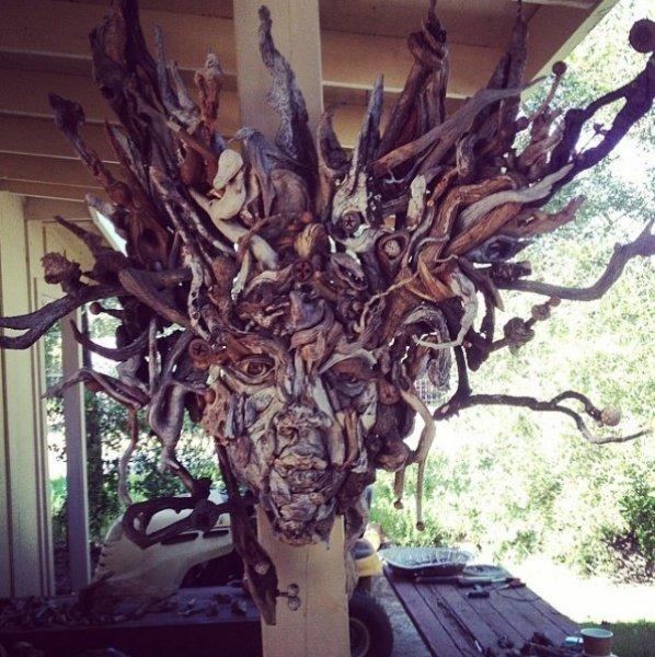 Buluntu ağaç parçalarıyla yapan heykeller