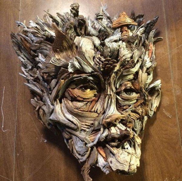 Buluntu ağaç parçalarıyla yapan heykeller