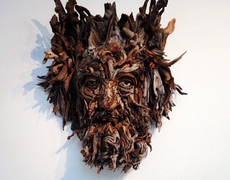 Buluntu ağaç parçalarıyla yapan heykeller