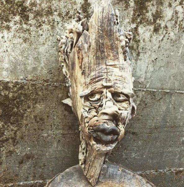 Buluntu ağaç parçalarıyla yapan heykeller