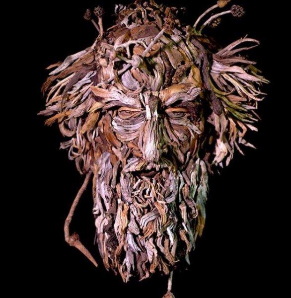 Buluntu ağaç parçalarıyla yapan heykeller