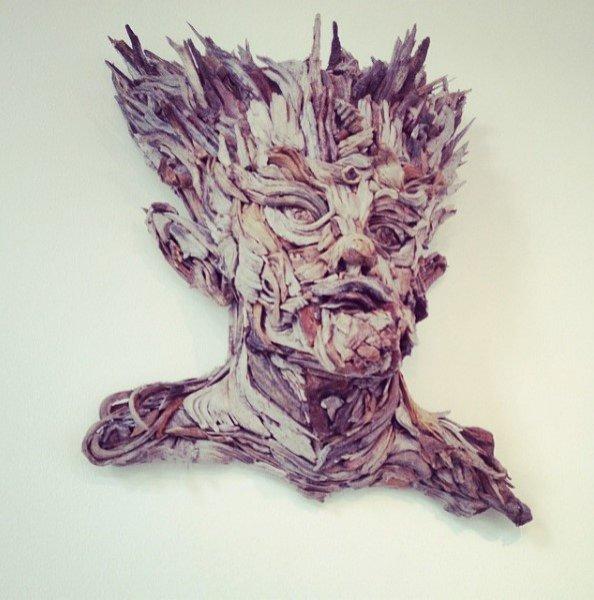 Buluntu ağaç parçalarıyla yapan heykeller