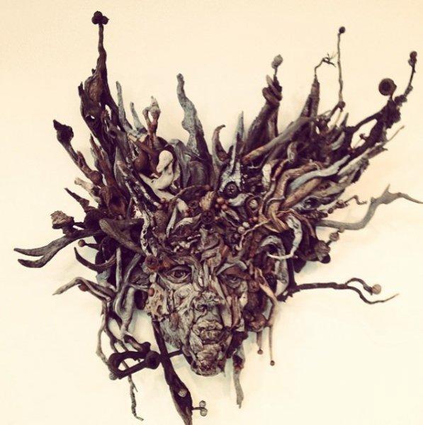 Buluntu ağaç parçalarıyla yapan heykeller