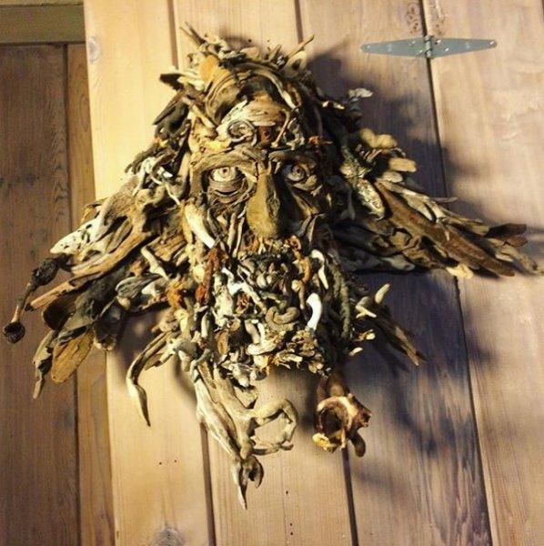 Buluntu ağaç parçalarıyla yapan heykeller