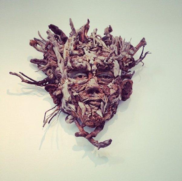 Buluntu ağaç parçalarıyla yapan heykeller