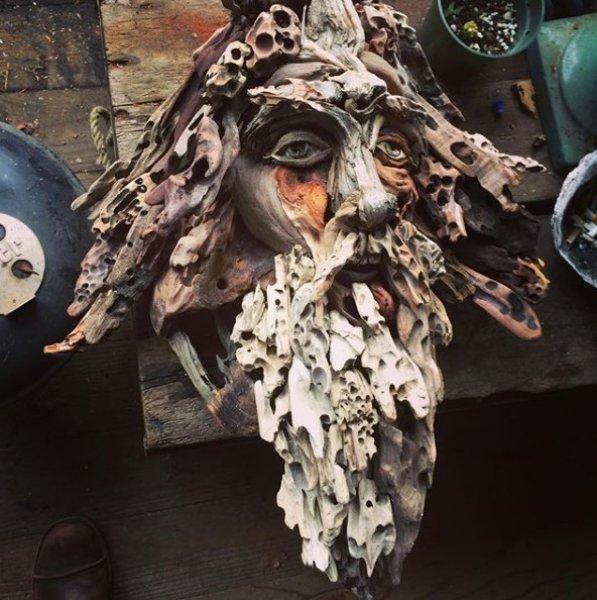 Buluntu ağaç parçalarıyla yapan heykeller