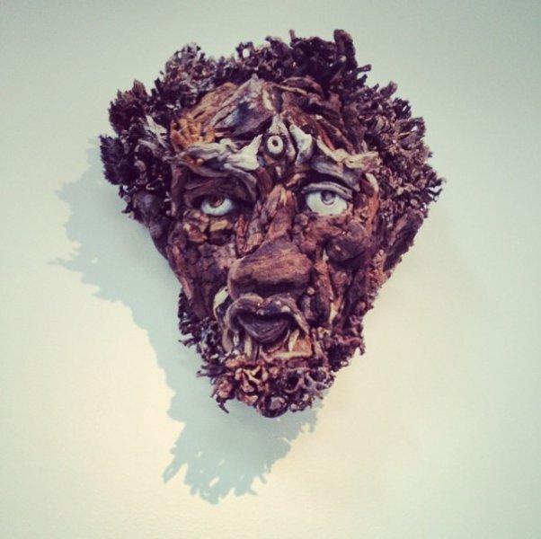 Buluntu ağaç parçalarıyla yapan heykeller