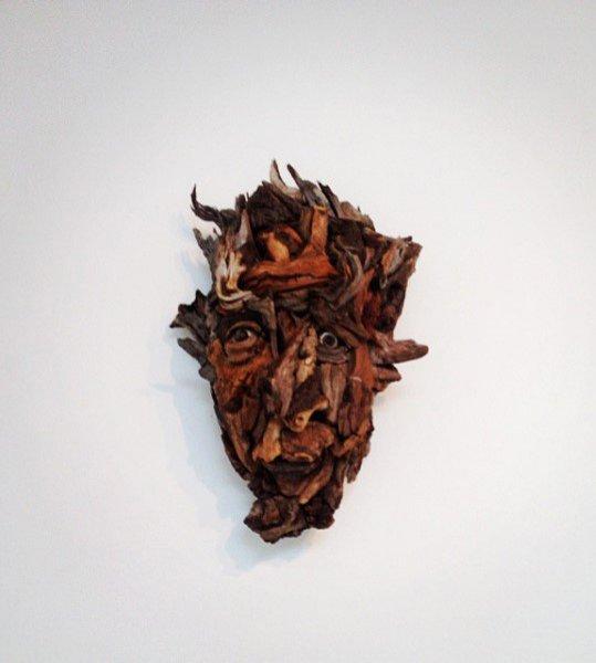 Buluntu ağaç parçalarıyla yapan heykeller